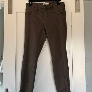 Skinny pants with zippers on the bottom